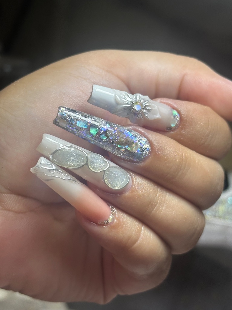 Uñas acrílicas elaboradas