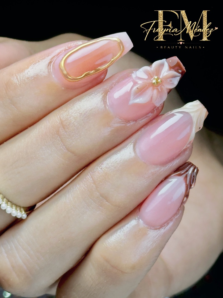 Postura de uñas acrílicas + diseños variados